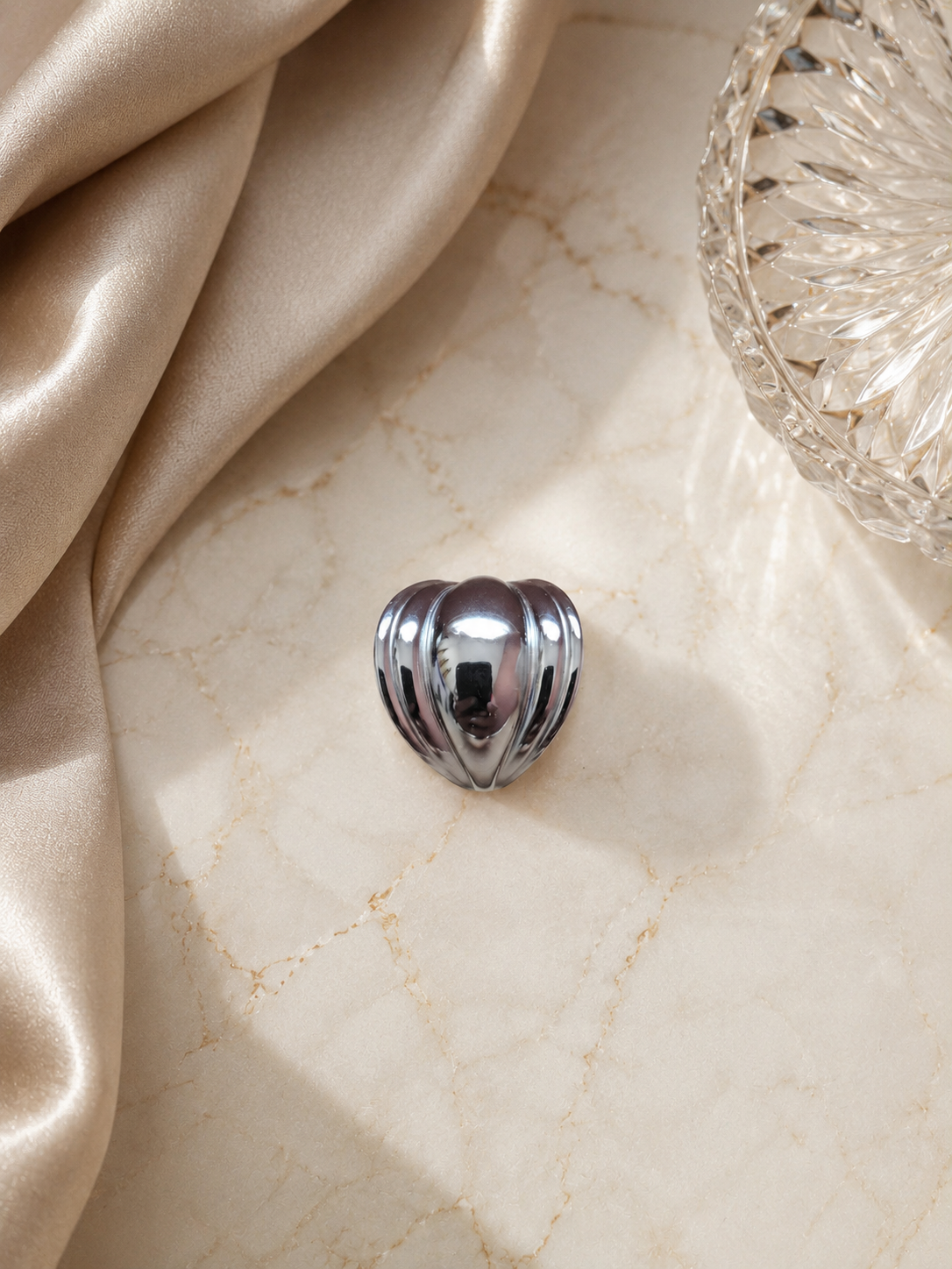 Bague argentée bombée striée - photo flat lay