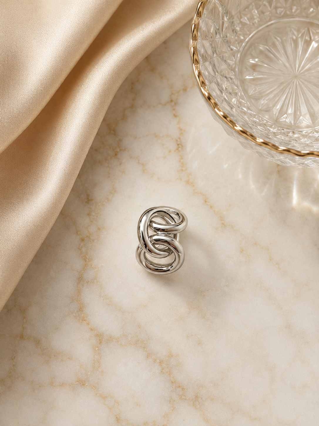 Bague argentée nœud entrelacé - photo flat lay