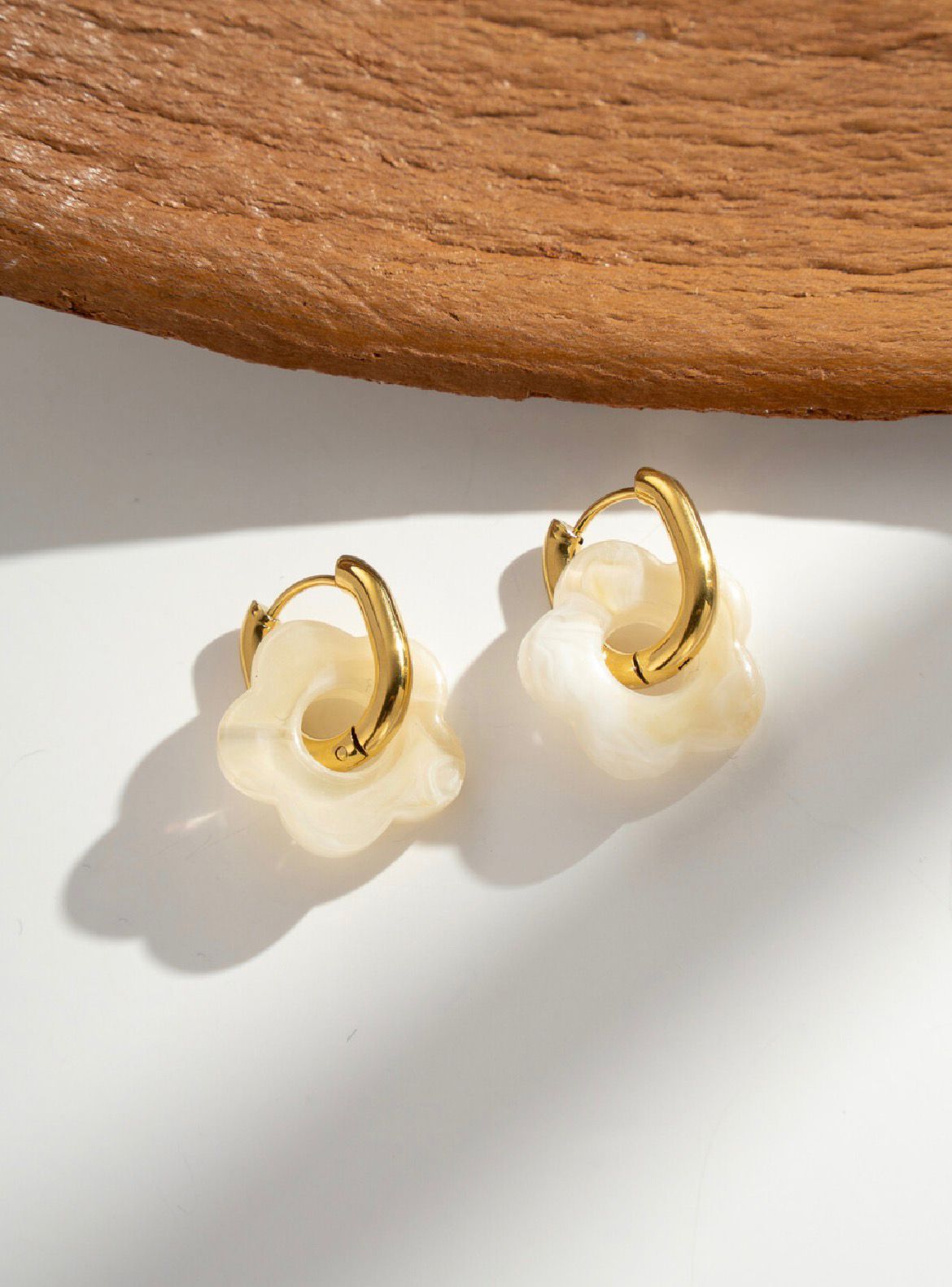 Boucles d'oreilles créoles dorées à fleur ivoire en acier inoxydable