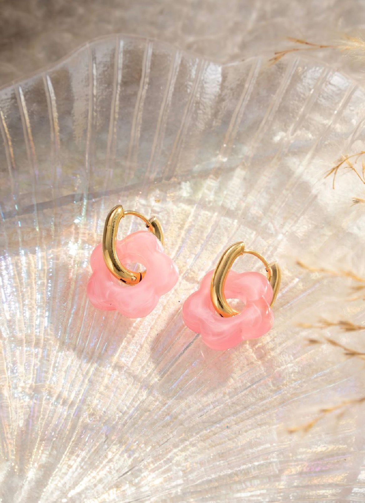 Boucles d'oreilles créoles dorées à fleur corail en acier inoxydable