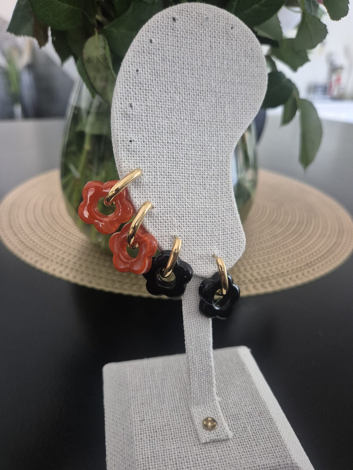 Boucles d'oreilles créoles dorées à fleur noire en acier inoxydable