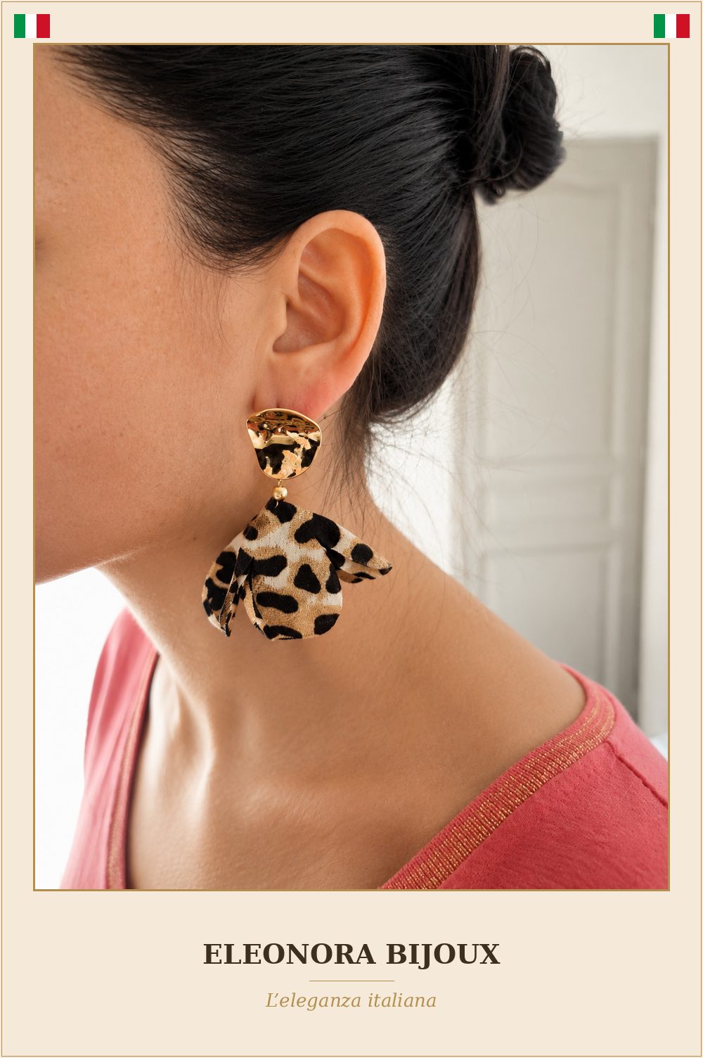 Boucles d'oreilles dorées Femme Léopard portées - Eleonora Bijoux