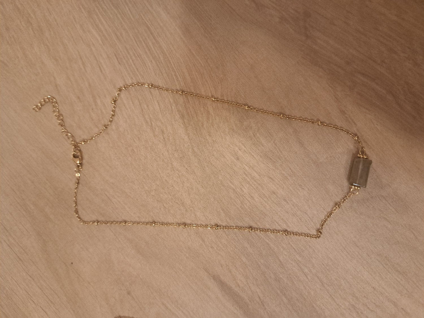 Collier Cléa doré en Labradorite - photo réelle pierre gris-bleu irisée