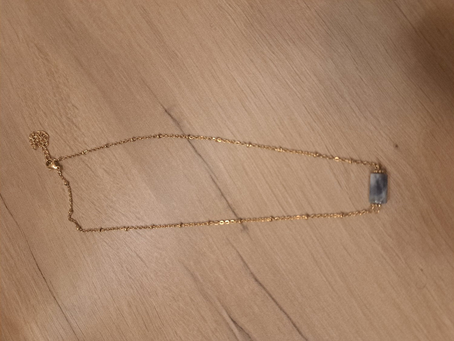 Collier Cléa doré en Sodalite - photo réelle pierre bleu marine