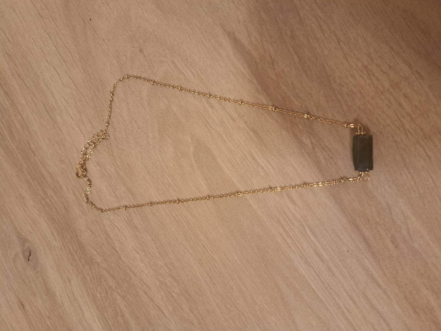 Collier Cléa doré en Œil de Tigre - photo réelle pierre brun doré
