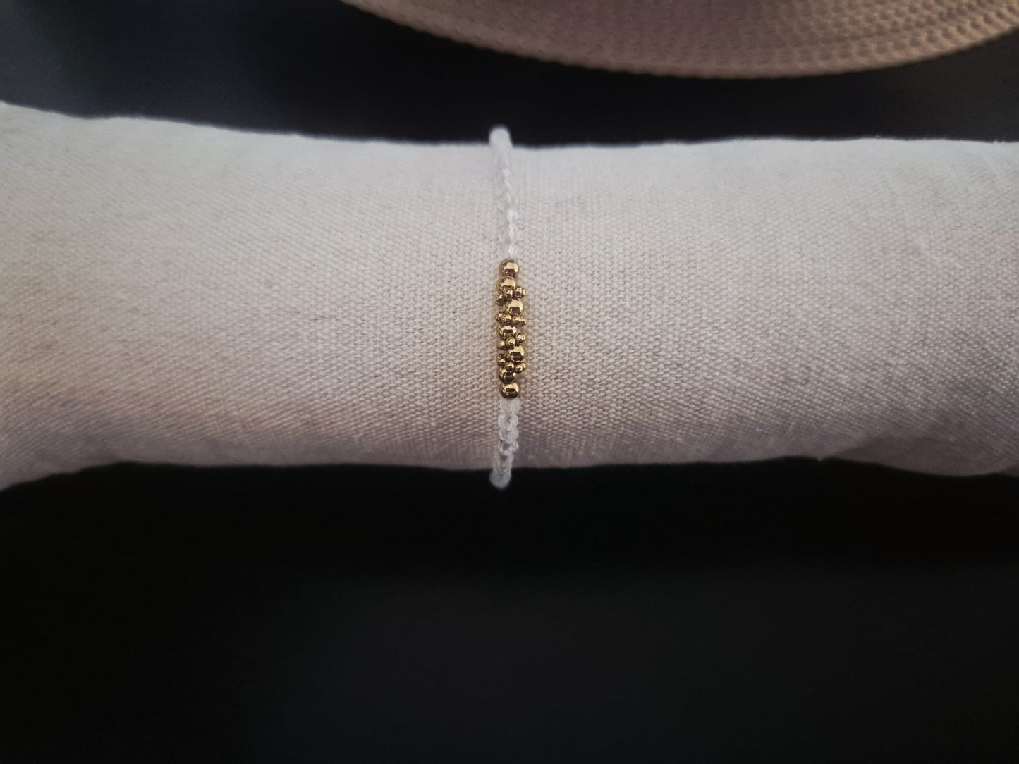 Bracelet Cordon Blanc et Perles Dorées