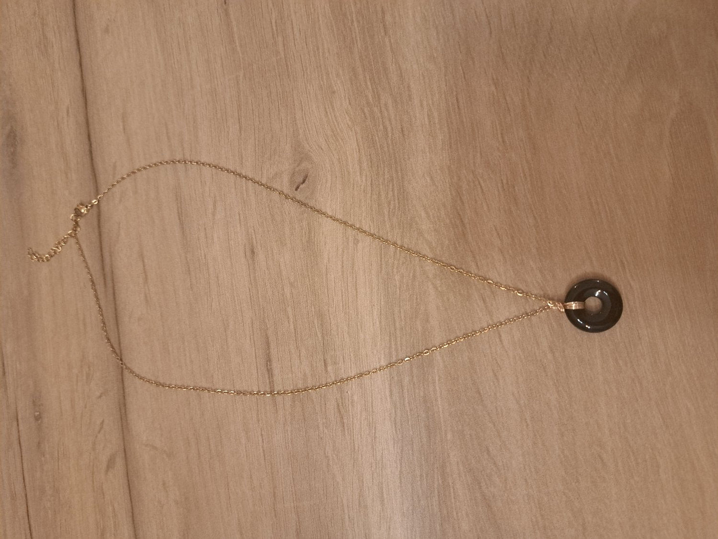 Collier Loa doré en Onyx - photo réelle pierre noire brillante