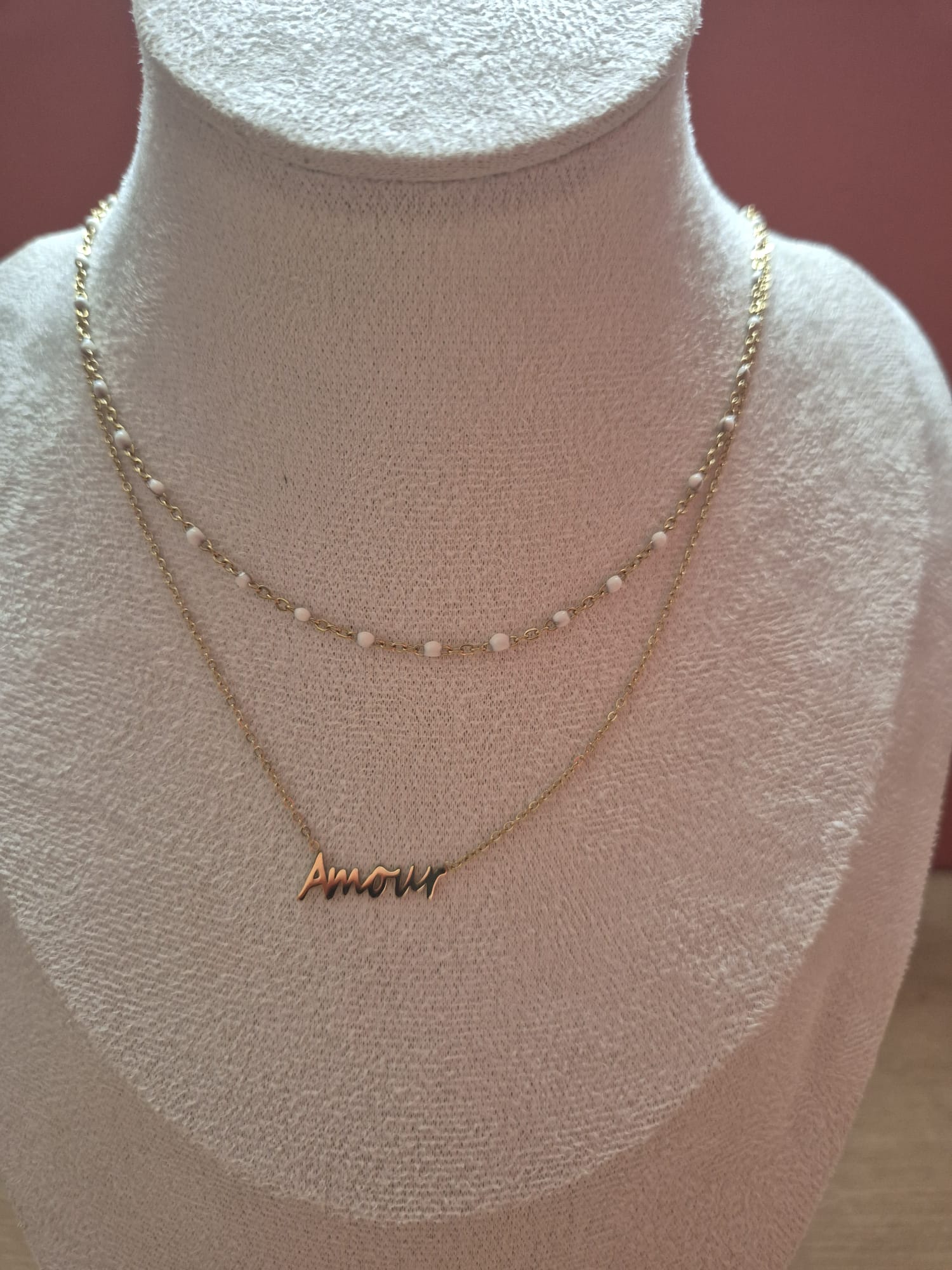 Collier Amour doré à perles blanches - photo réelle