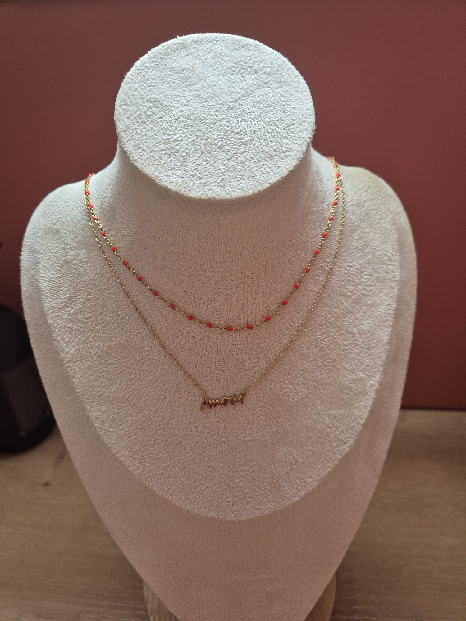 Collier Amour doré à perles rouges - photo réelle