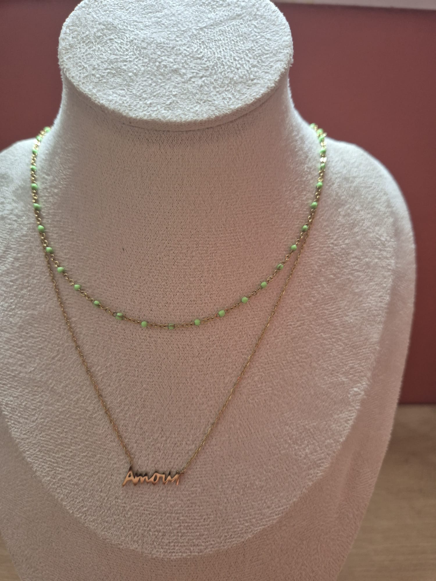 Collier Amour doré à perles vertes - photo réelle