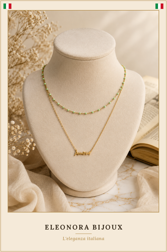 Collier Amour doré à perles vertes - photo studio