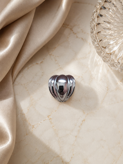 Bague argentée bombée striée - photo flat lay