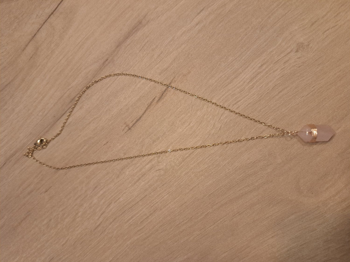 Collier Boho doré en Quartz Rose - photo réelle pierre rose pâle