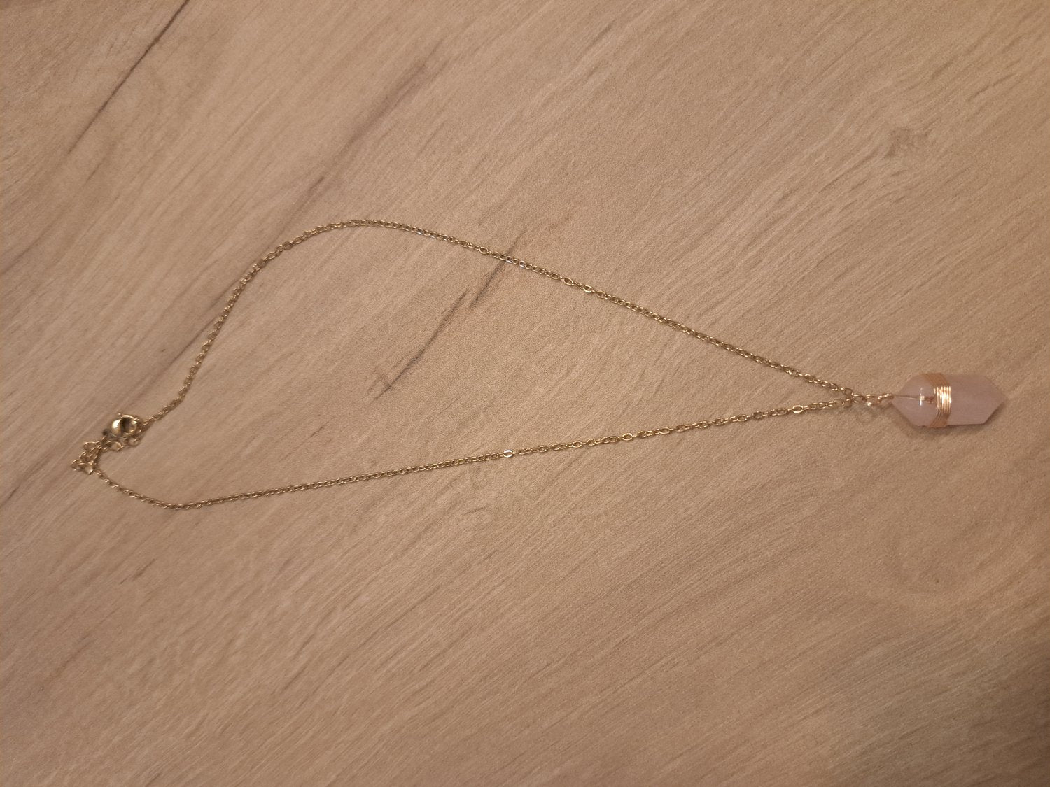 Collier Boho doré en Quartz Rose - photo réelle pierre rose pâle