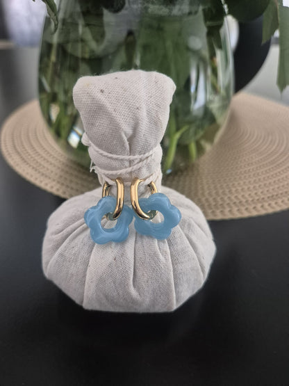 Boucles d'oreilles créoles dorées à fleur bleu vif en acier inoxydable