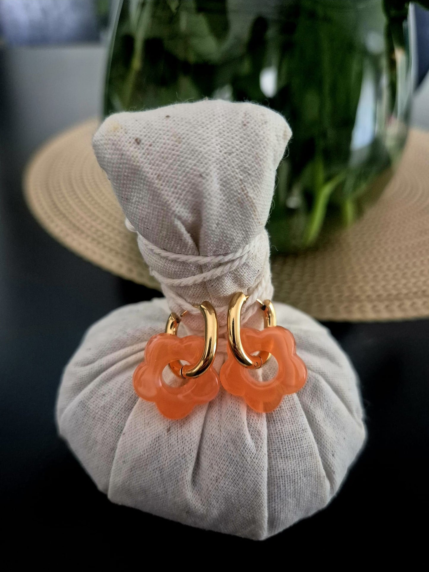 Boucles d'oreilles créoles dorées à fleur orange pêche en acier inoxydable
