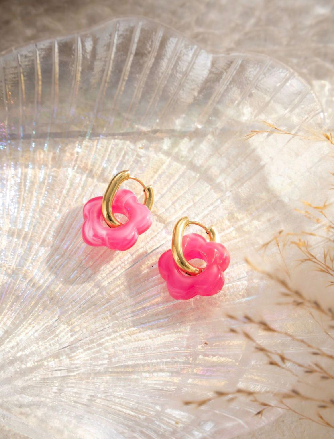 Boucles d'oreilles créoles dorées à fleur fuchsia en acier inoxydable
