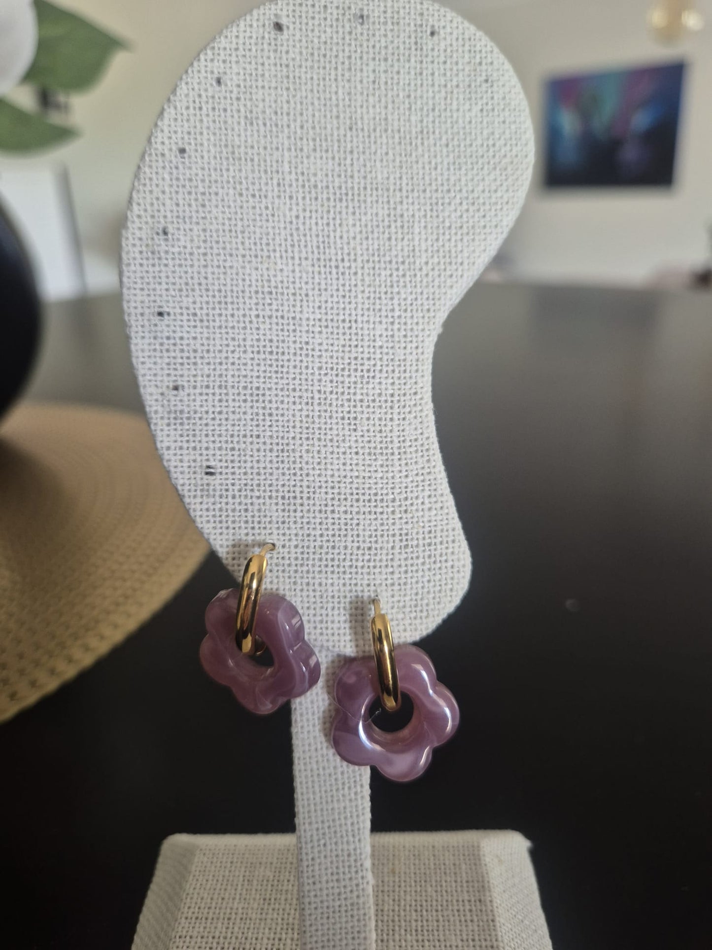 Boucles d'oreilles créoles dorées à fleur violette en acier inoxydable