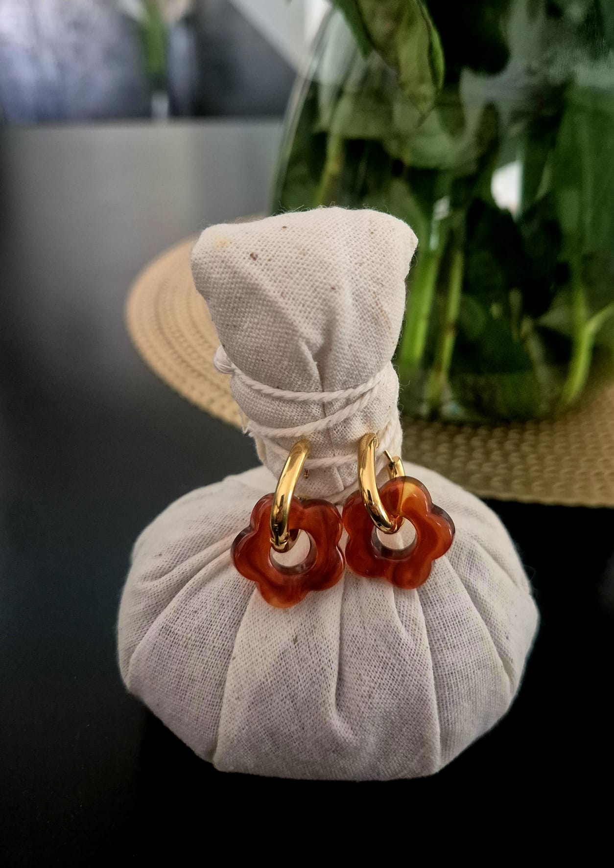 Boucles d'oreilles créoles dorées à fleur ambre en acier inoxydable
