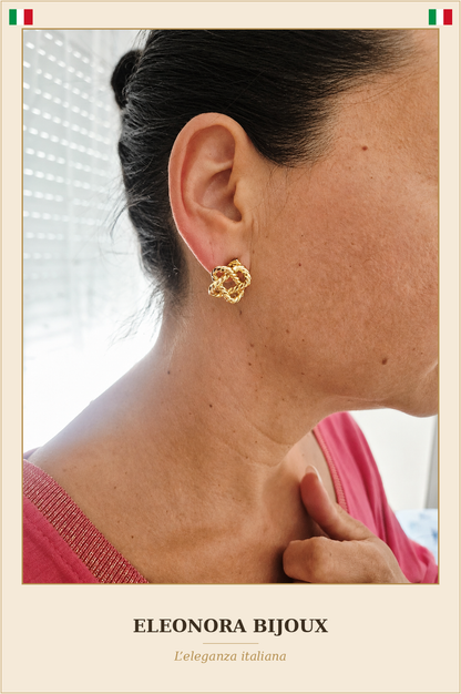 Boucles d'oreilles Fleur dorées portées - Eleonora Bijoux