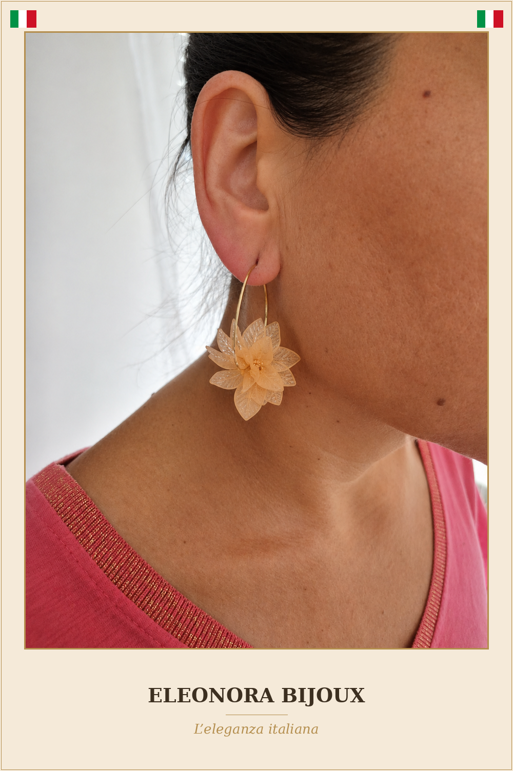 Boucles d'oreilles créoles dorées à fleur orange portées - Eleonora Bijoux