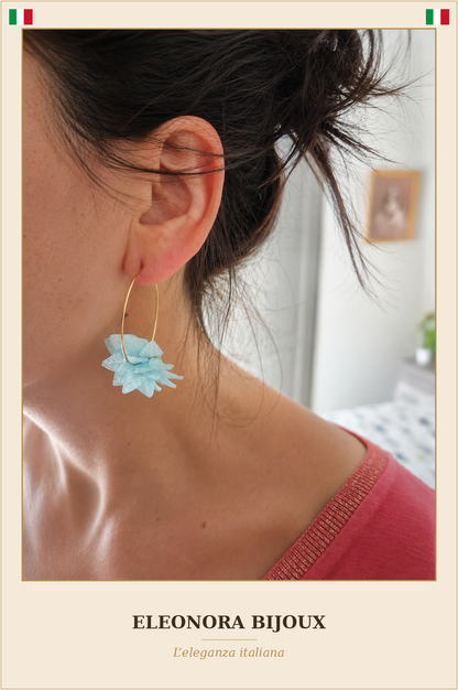 Boucles d'oreilles créoles dorées à fleur turquoise portées - Eleonora Bijoux