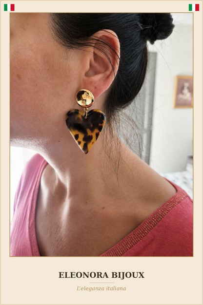 Boucles d'oreilles dorées Femme Cœur Léopard portées - Eleonora Bijoux