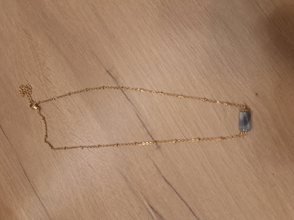 Collier Cléa doré en Sodalite - photo réelle pierre bleu marine
