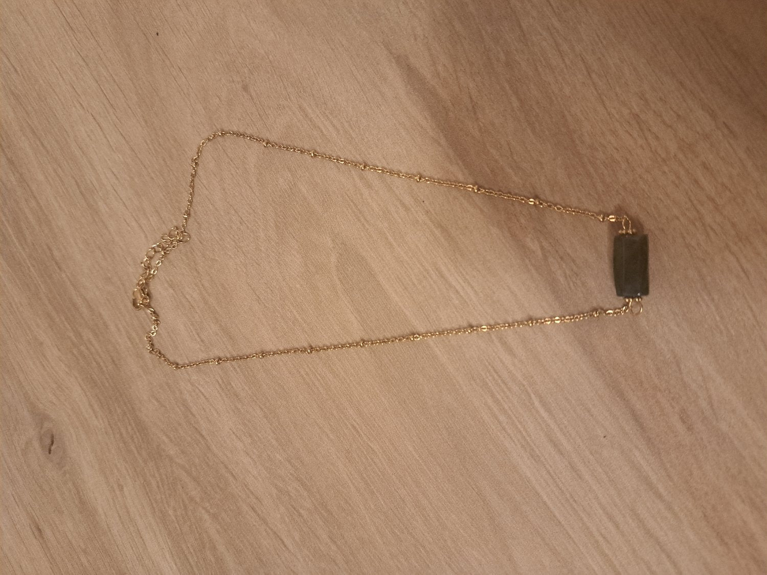 Collier Cléa doré en Œil de Tigre - photo réelle pierre brun doré