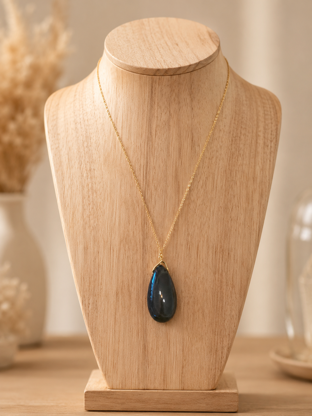 Collier goutte Œil de Faucon - photo studio