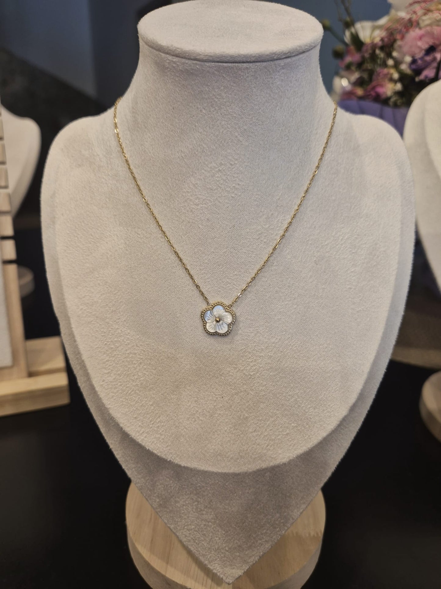Collier Fleur Nacre dorée - vue produit