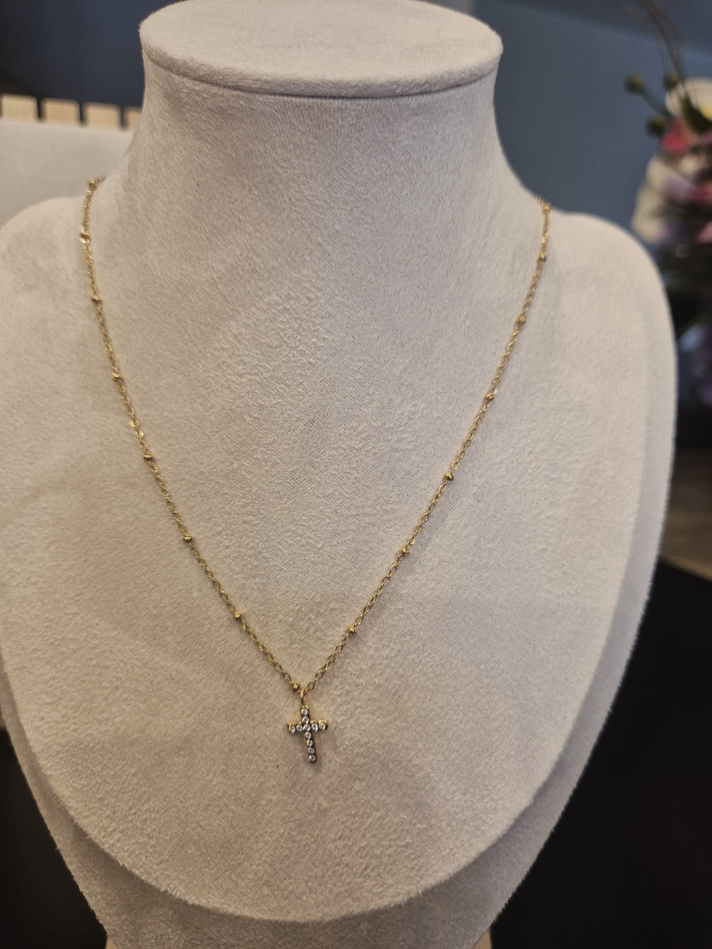 Collier Petite Croix dorée - vue produit