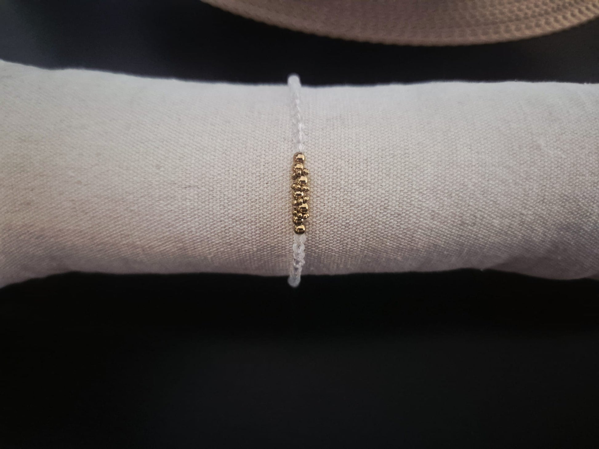 Bracelet Cordon Blanc et Perles Dorées