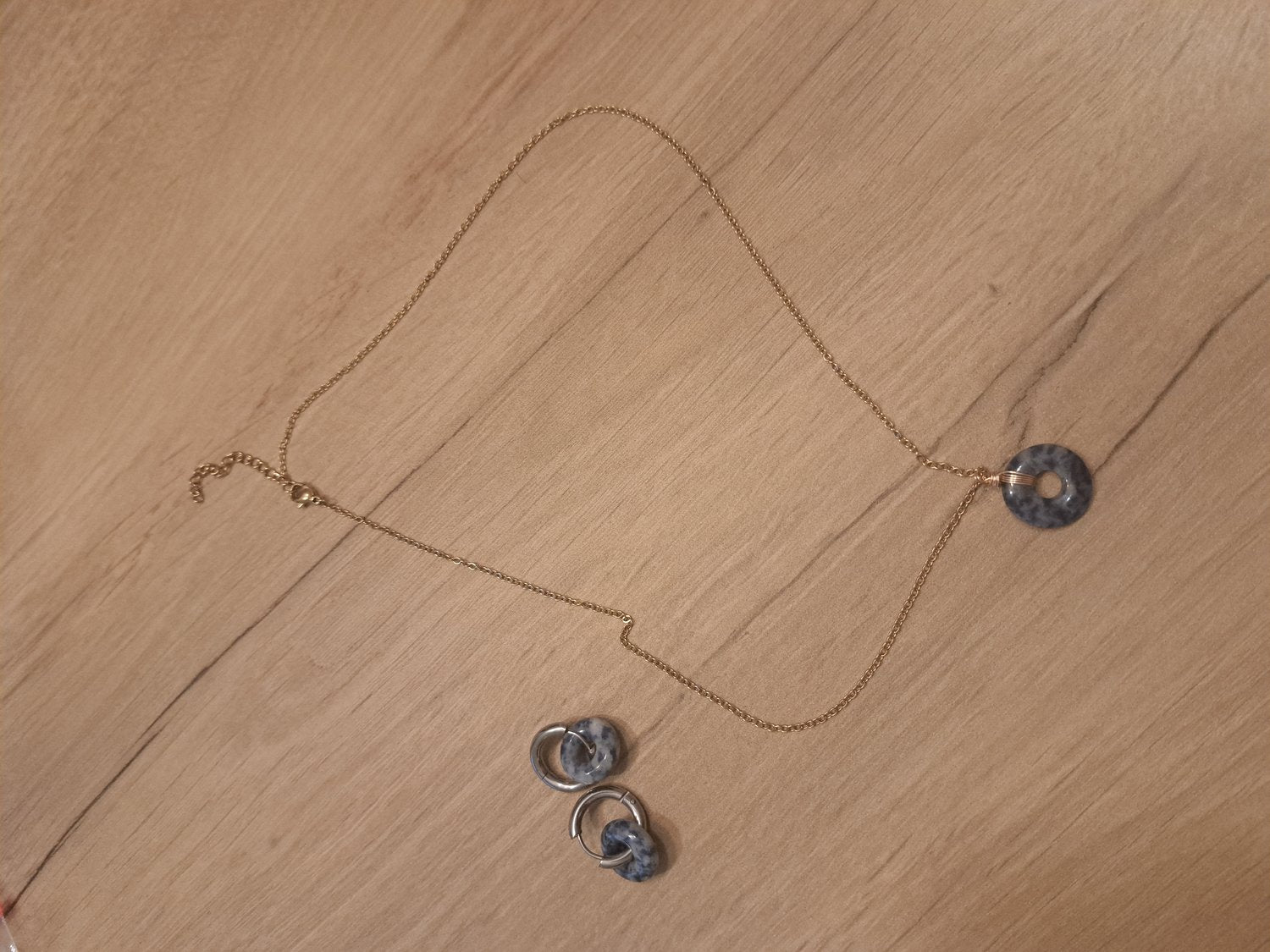Collier Loa doré en Sodalite - photo réelle pierre bleu marine