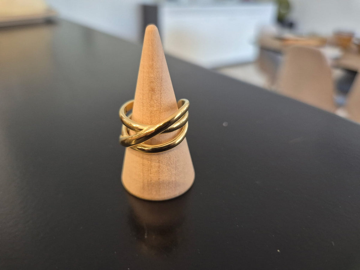 Bague dorée trois anneaux entrelacés - photo