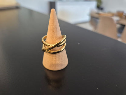 Bague dorée trois anneaux entrelacés - photo