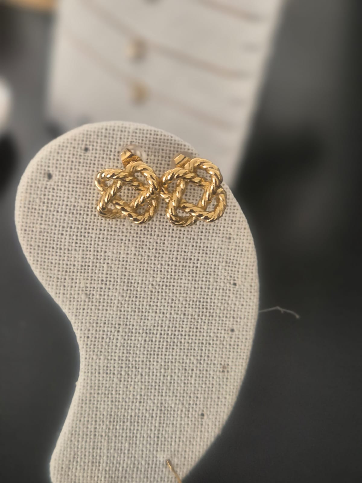 Boucles d'oreilles Fleur dorées - photo réelle