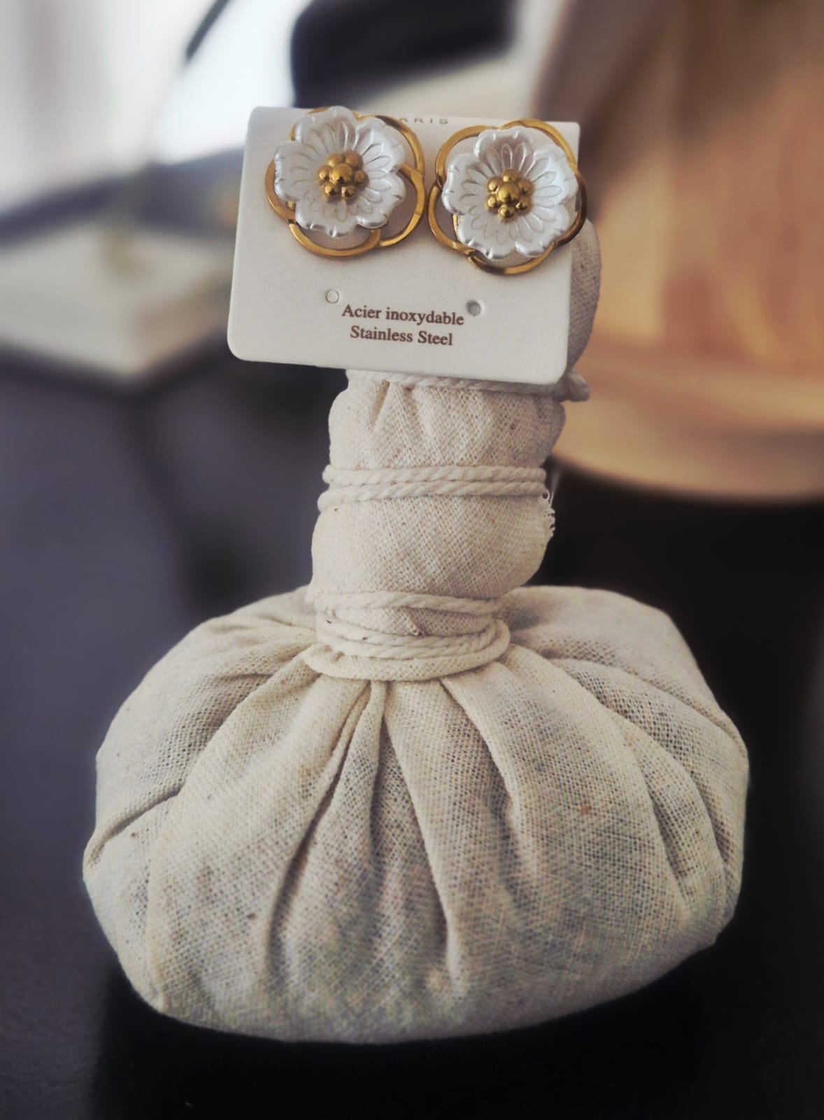 Boucles d'oreilles dorées Femme Fleur perlée - photo réelle