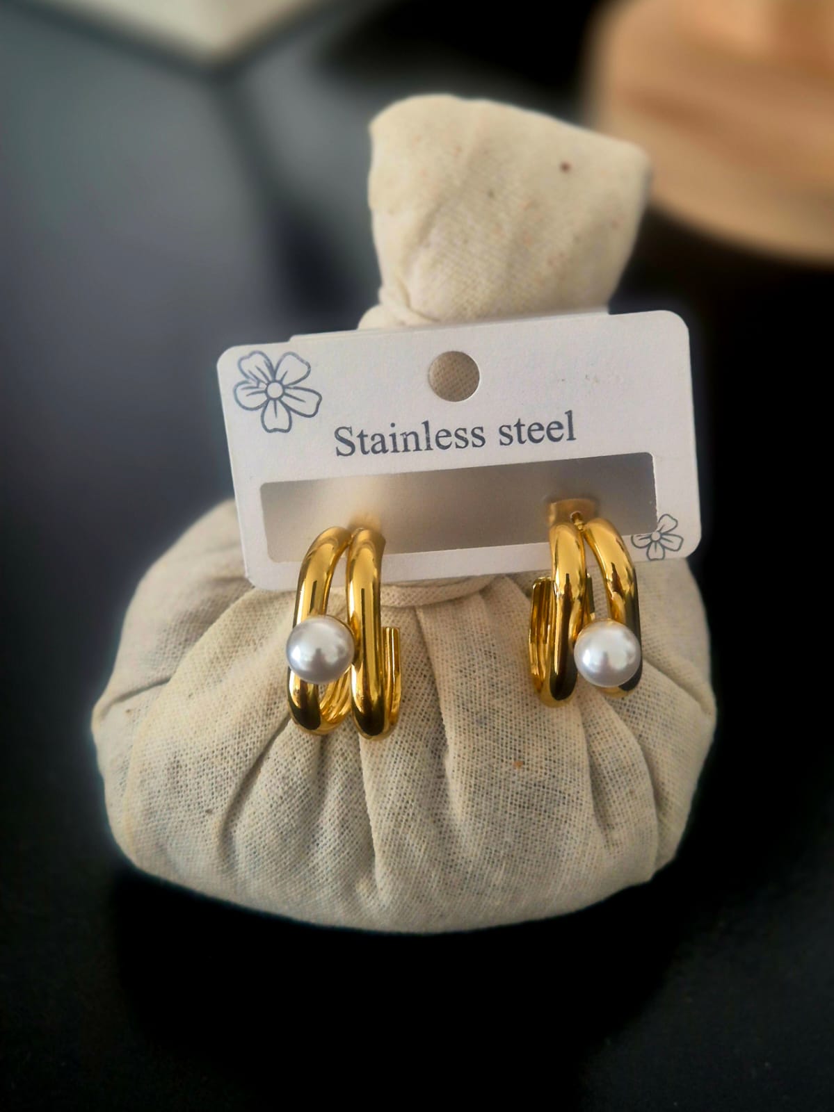 Boucles d'oreilles créoles dorées à perle - photo réelle